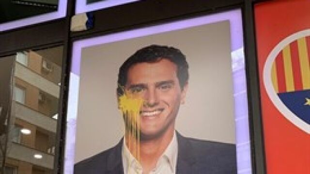El candidato de Ciudadanos, Albert Rivera, fue  pintado de amarillo