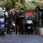Policías y soldados en el lugar del atropello en Levallois-Perret
