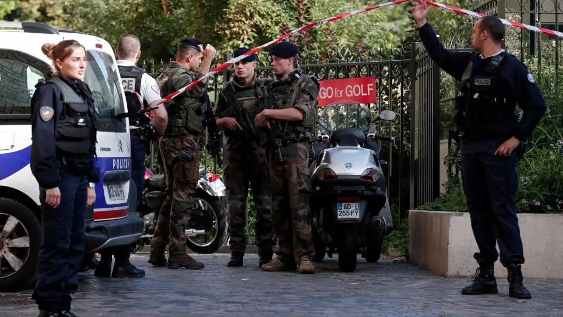 Policías y soldados en el lugar del atropello en Levallois-Perret