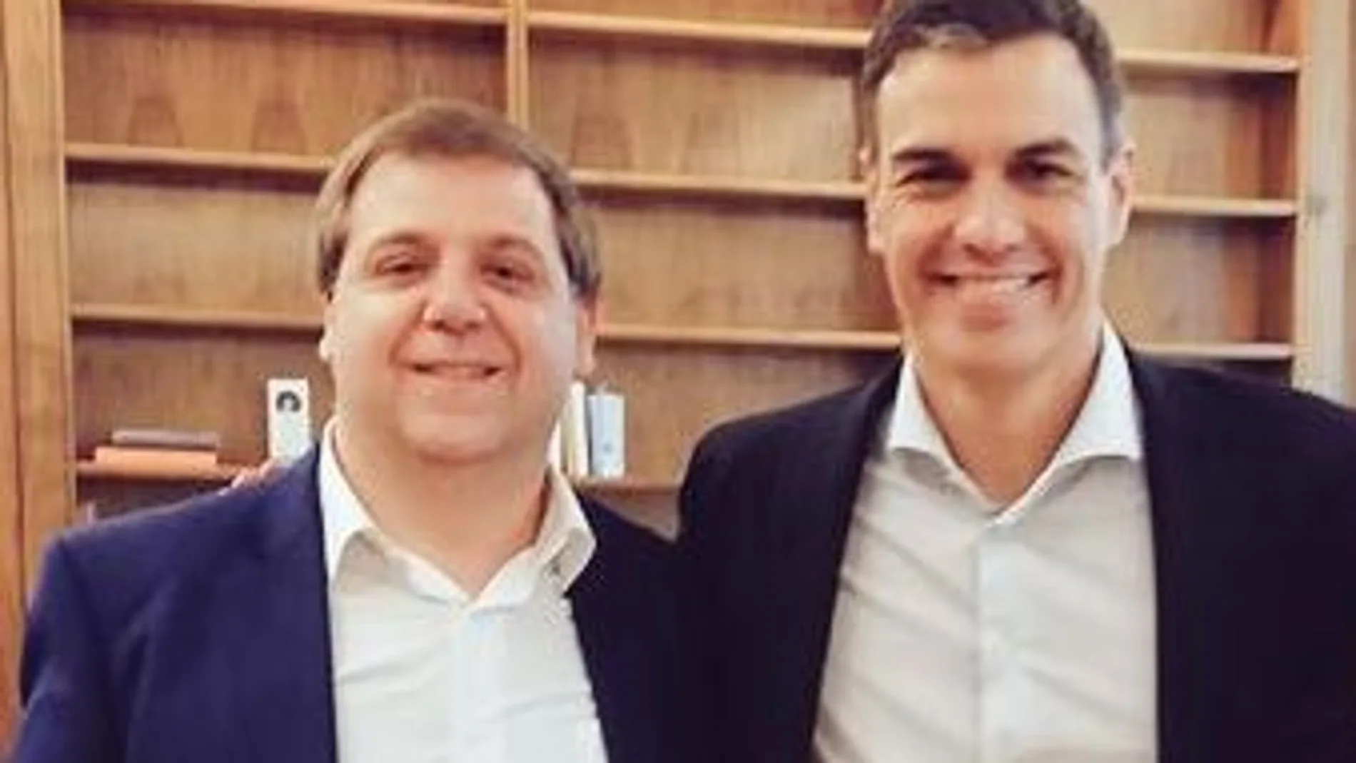 Juan Manuel Serrano junto a Pedro Sánchez. (Twitter)