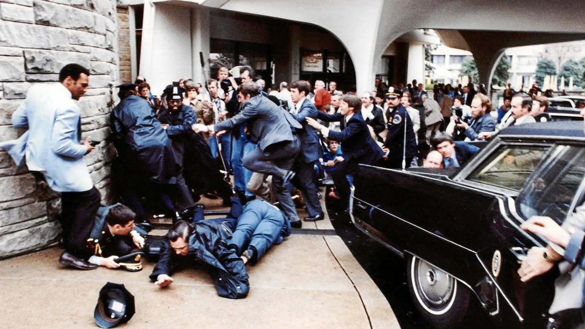 Imagen del momento en el que el presidente recibe un disparo a su salida del hotel Hilton en Washington