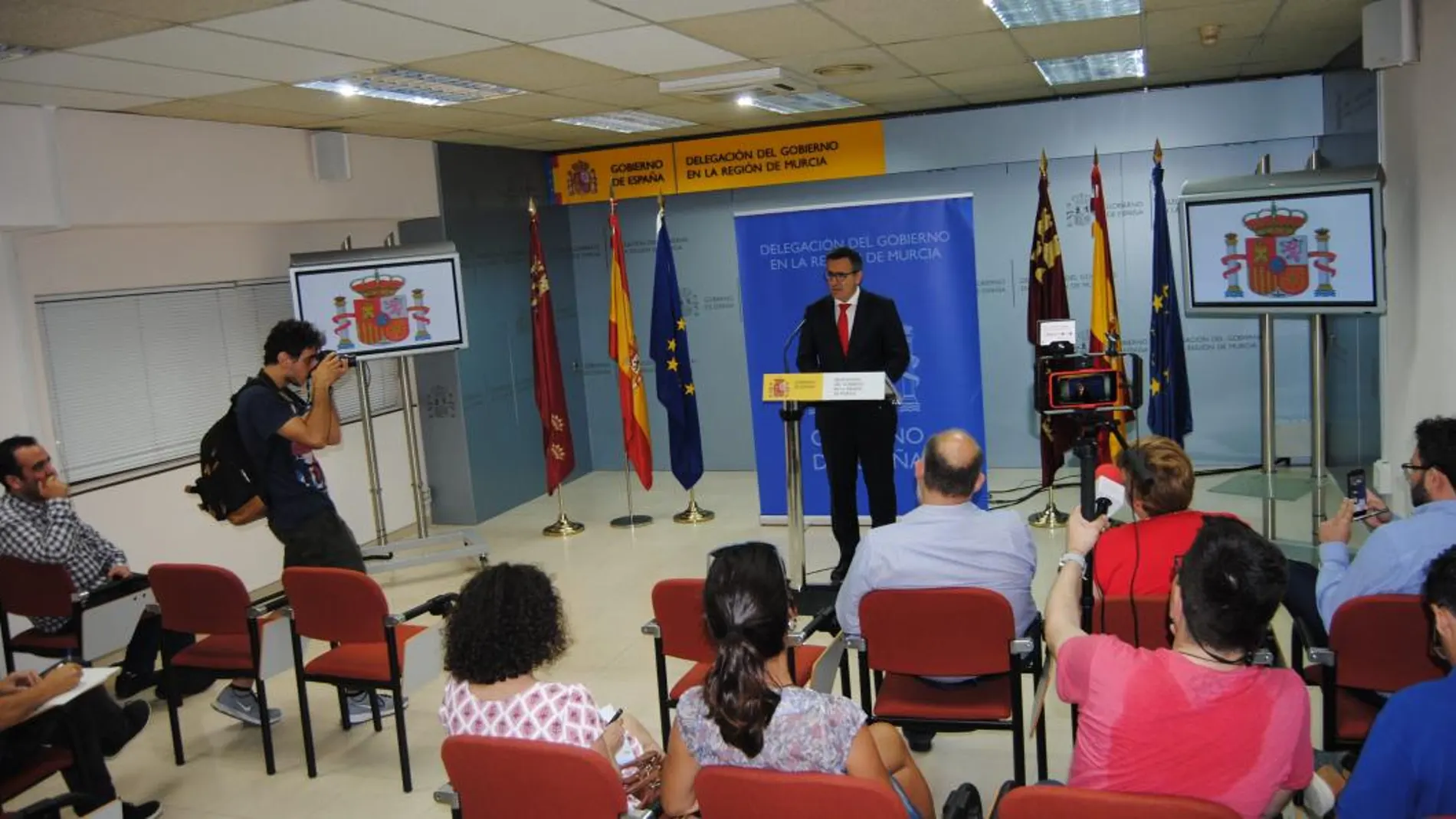 La Razón. El delegado del Gobierno en la Comunidad, el socialista Diego Conesa, anunció ayer a los medios la decisión de Fomento de retrasar la llegada de la Alta Velocidad de Murcia hasta el segundo semestre de 2020