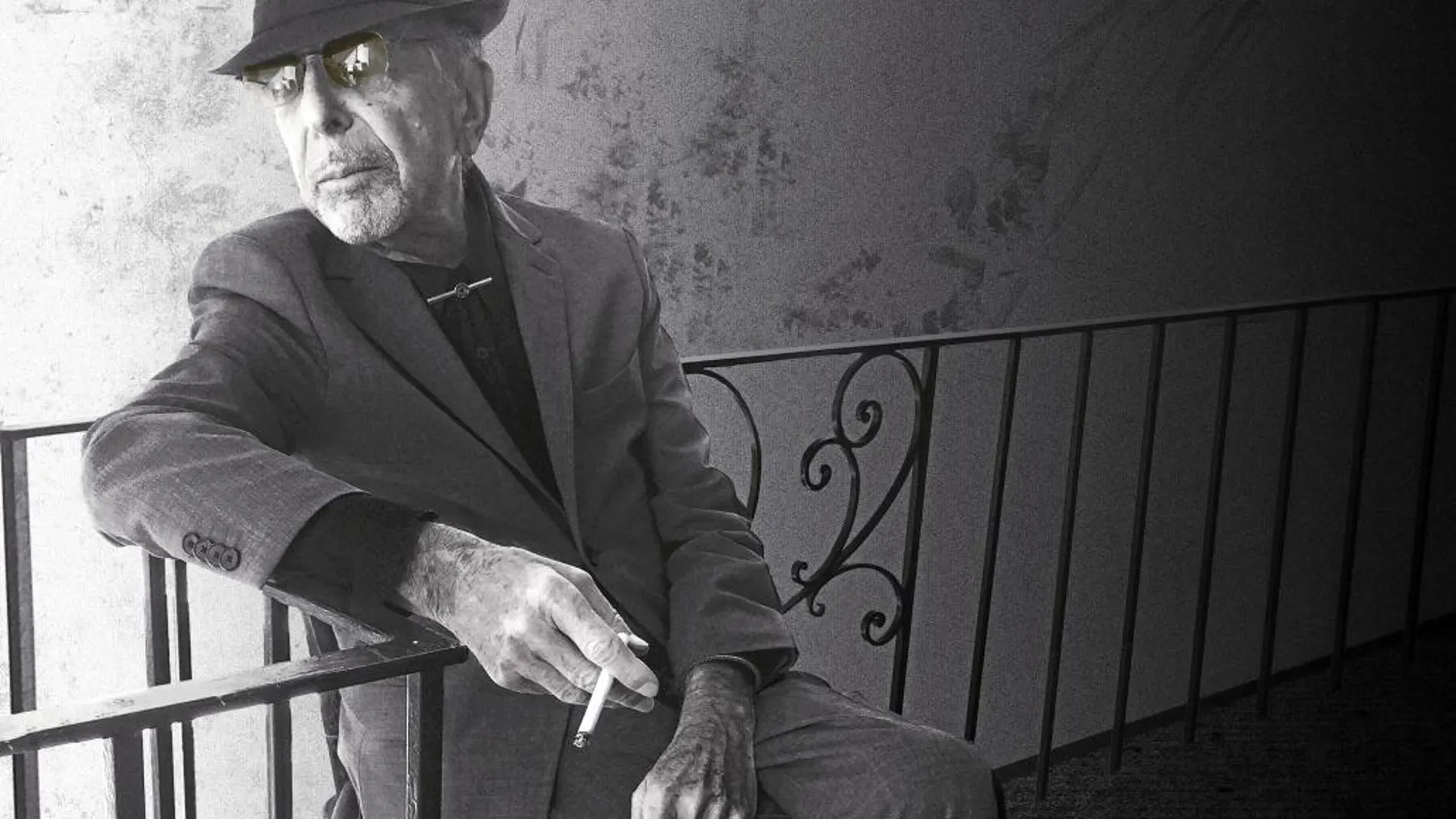 Cohen aparece fumando (cuando lo tenía prohibido) en una imagen promocional de su último disco