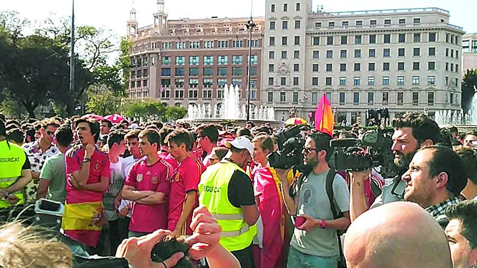 La plaza Cataluña se llenó para ver un partido de la Selección