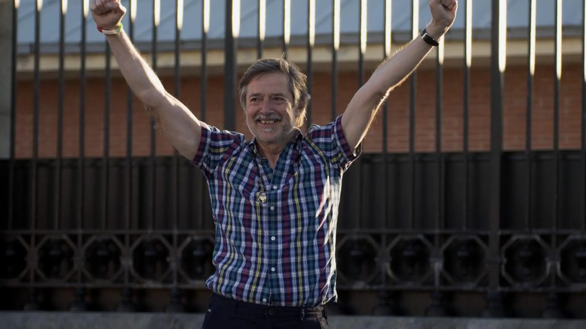 El ex secretario general del sindicato LAB Rafa Díez Usabiaga a su salida de la cárcel de El Dueso, en Santoña (Cantabria)