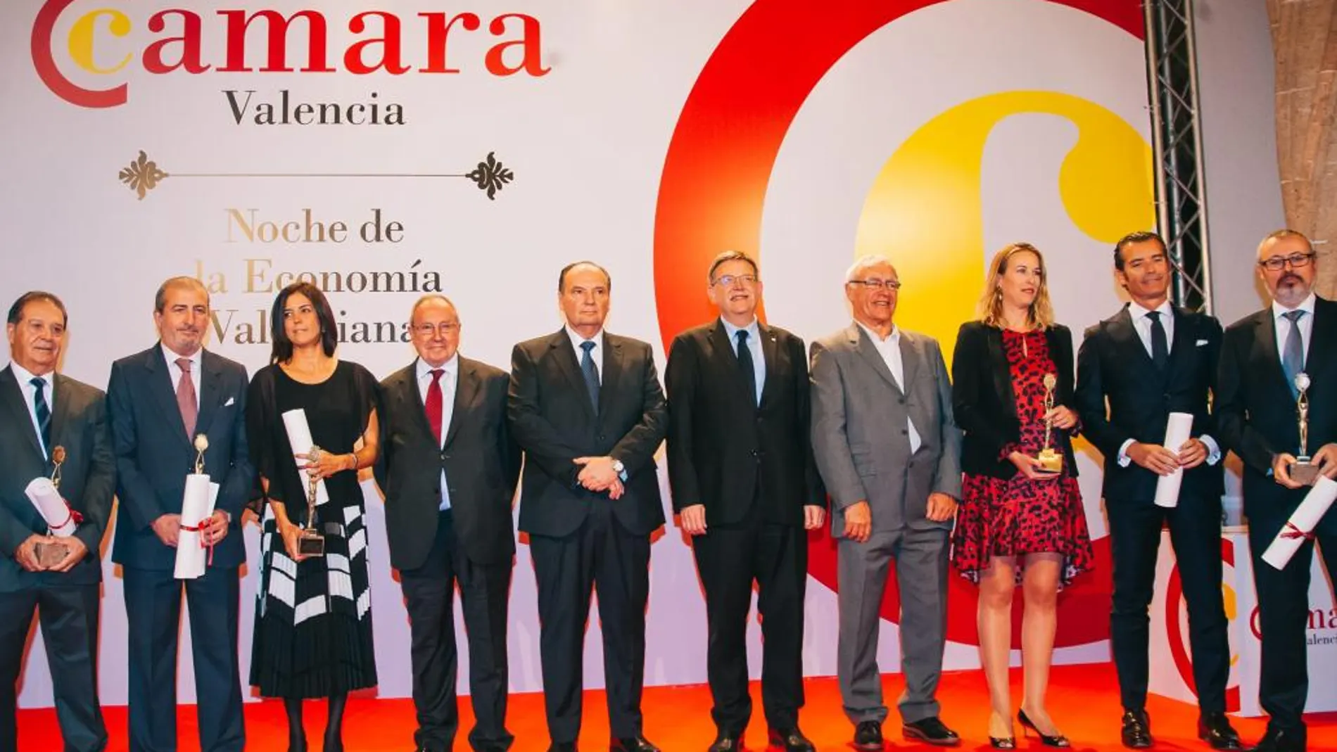 Foto de familia del presidente de la Generalitat y de Cámara Valencia con los premiados en la Noche de la Economía