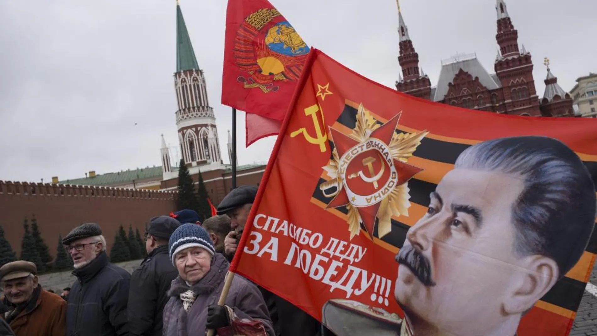 Seguidores del Partido Comunista celebran el 100 aniversario de la revolución bolchevique