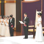 El emperador Naruhito, junto a su esposa Masako, ayer, en la ceremonia de entronización