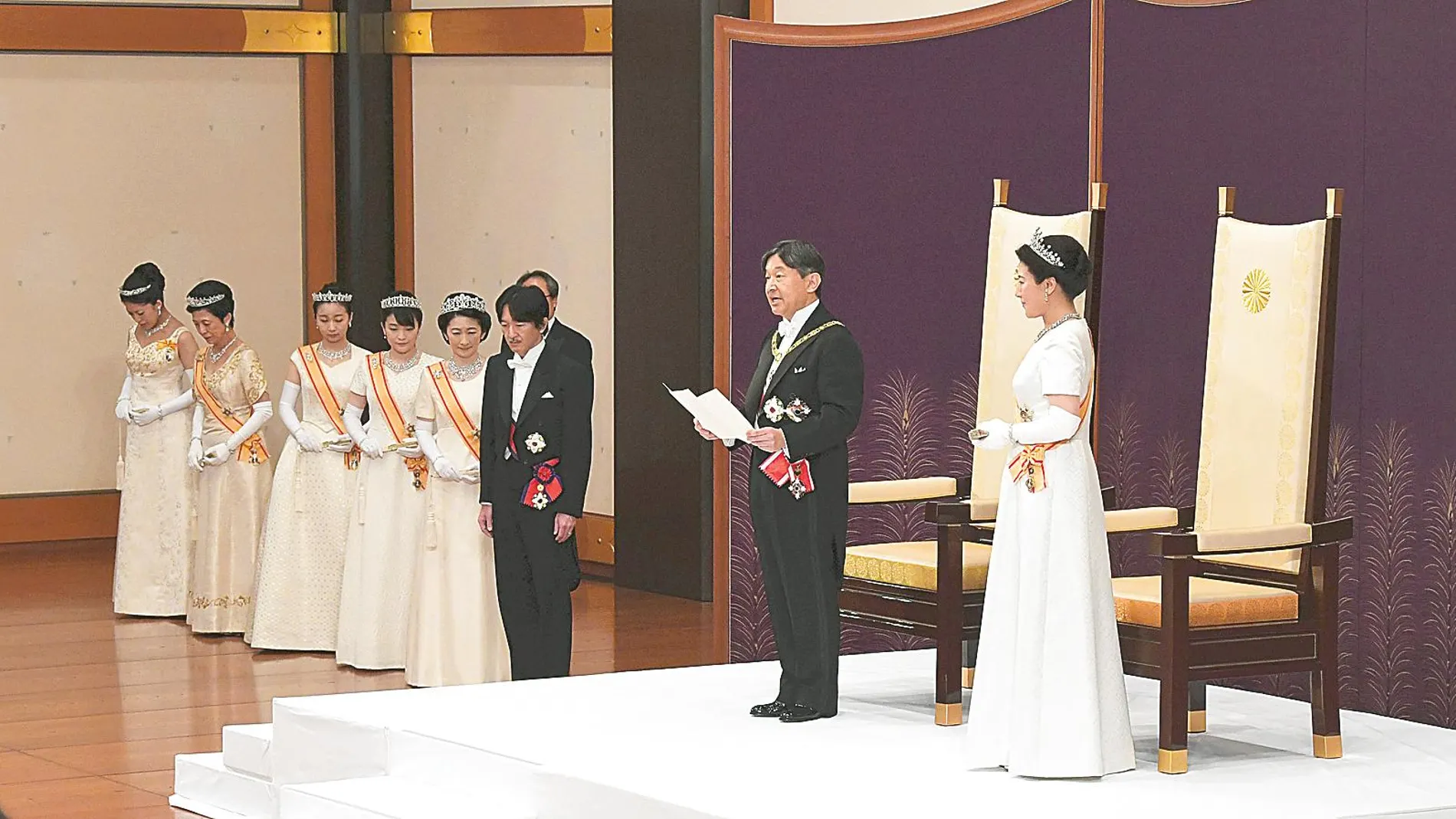 El emperador Naruhito, junto a su esposa Masako, ayer, en la ceremonia de entronización