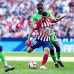 El delantero argentino del Atlético Ángel Correa dispara a puerta para marcar su gol con la oposición de Carvalho (Foto: Efe)