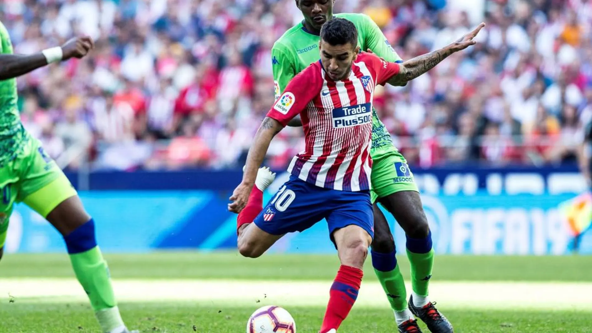 El delantero argentino del Atlético Ángel Correa dispara a puerta para marcar su gol con la oposición de Carvalho (Foto: Efe)