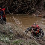 Un dispositivo de más de 200 personas busca desde primera hora de la mañana al agente de la Guardia Civil de Guillena (Sevilla) que anoche cayó a un arroyo mientras rescataba a una pareja