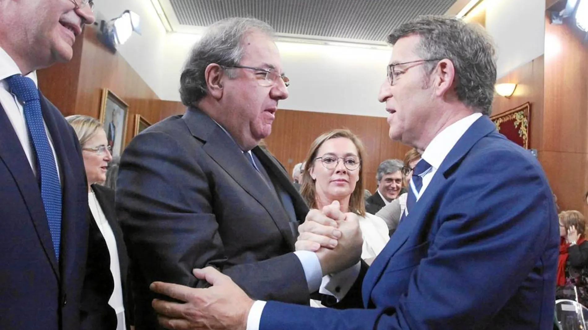 El presidente de la Junta, Juan Vicente Herrera, da la enhorabuena a Alberto Núñez Feijóo, en presencia de Elvira Fernández, la mujer de Mariano Rajoy.