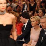 Bernard Arnault, fundador de LVMH, junto a Charlene de Mónaco en la primera fila de una pasarela de Dior, marca de su propiedad, en París