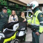 La delegada María José Salgueiro, junto a Inmaculada Matías y Luis Antonio Gómez Iglesias, observa los nuevos vehículos de vigilancia en carretera