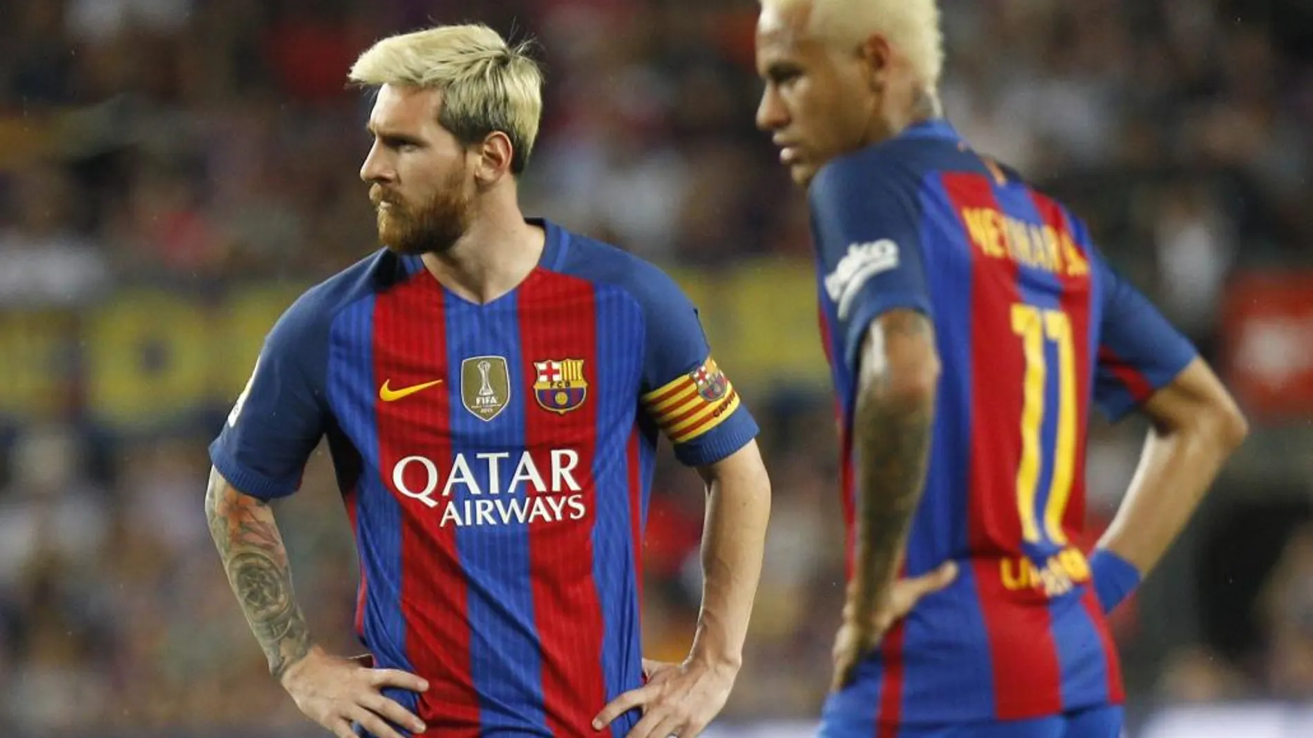 El delantero argentino del FC Barcelona Leo Messi (I), y el delantero brasileño Neymar Da Silva durante el partido