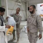 Soldados españoles entregan comida a un afgano