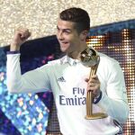 Cristiano Ronaldo con el trofeo