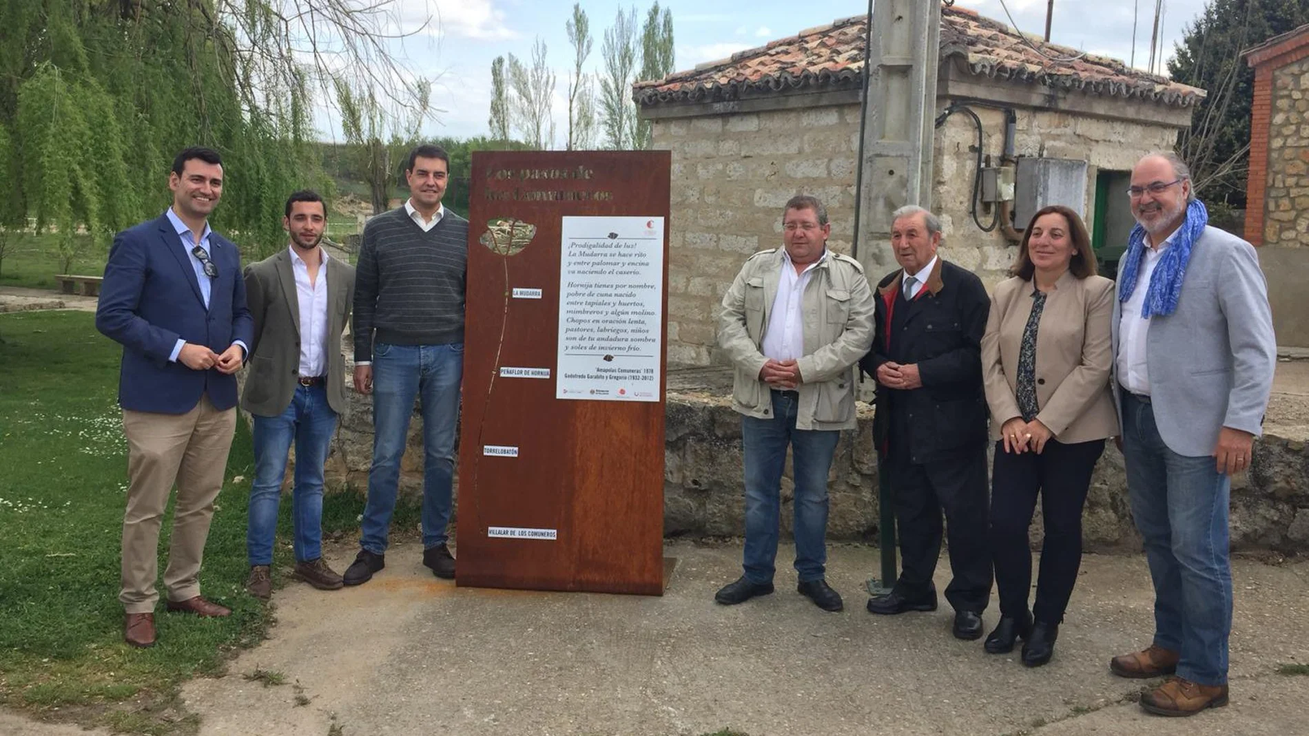 Ángel Ibáñez y Guillermo Garabito, entre otros, durante la presentación de la ruta