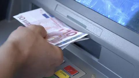Un 8% de los españoles tiene descubiertos y un 14% recibos duplicados
