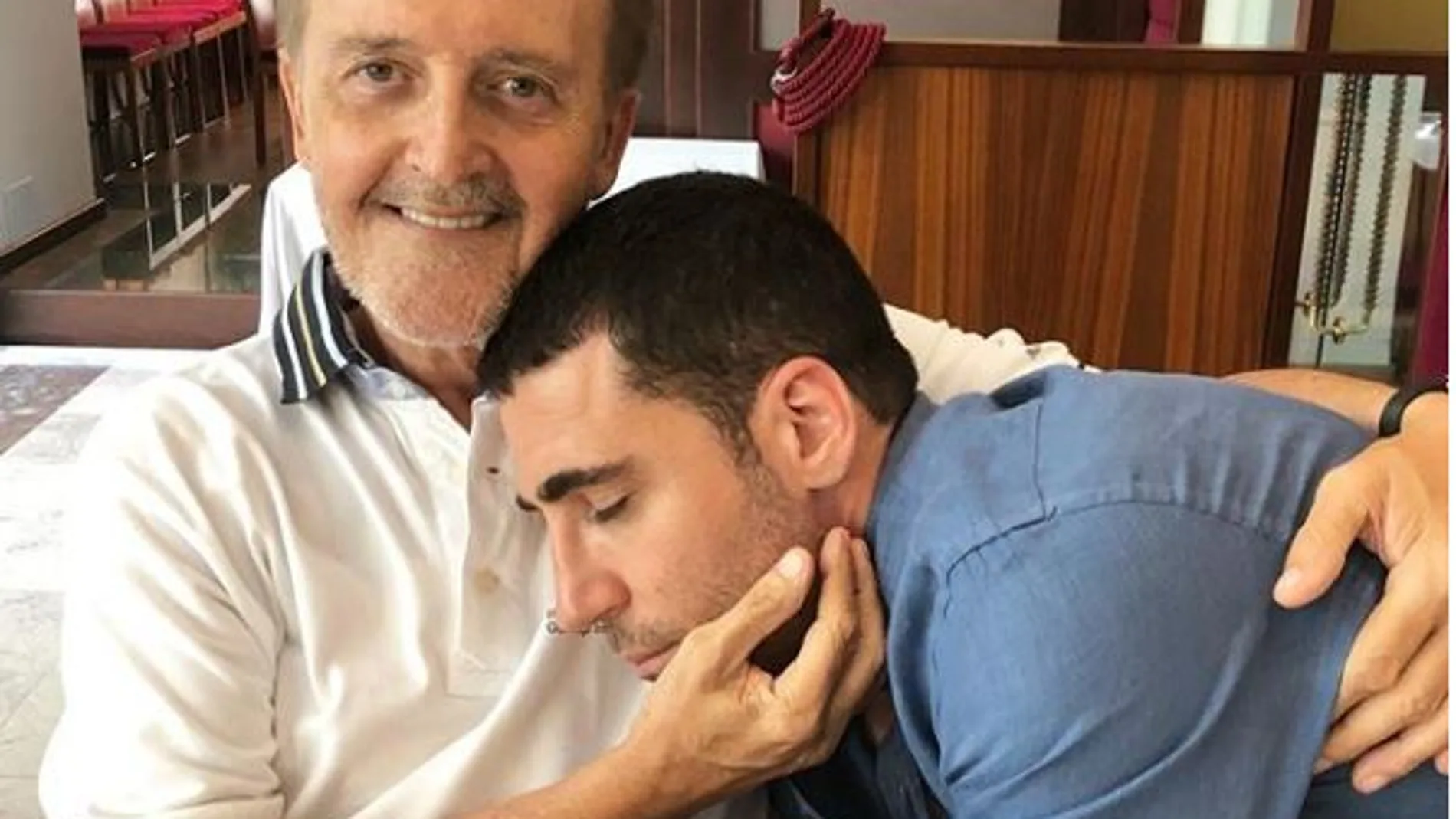 El actor Miguel Ángel Silvestre con su padre en una imagen subida a Instagram el mes de agosto