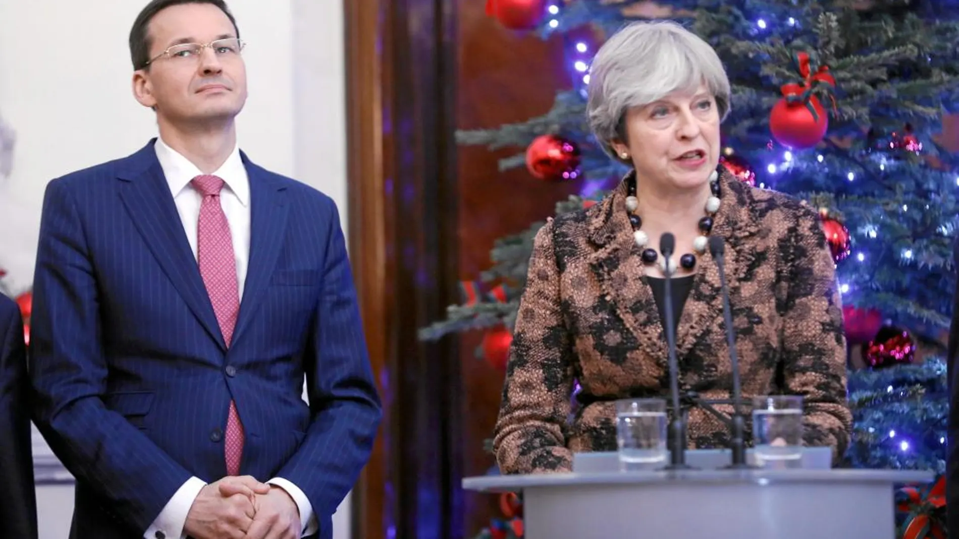 Theresa May y el primer ministro polaco, Mateusz Morawiecki, en Varsovia
