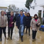 El presidente del PP Andaluz, Juanma Moreno, visita la barriada de Santa Ana de Cártama (Málaga) tras las fuertes lluvias del fin de semana