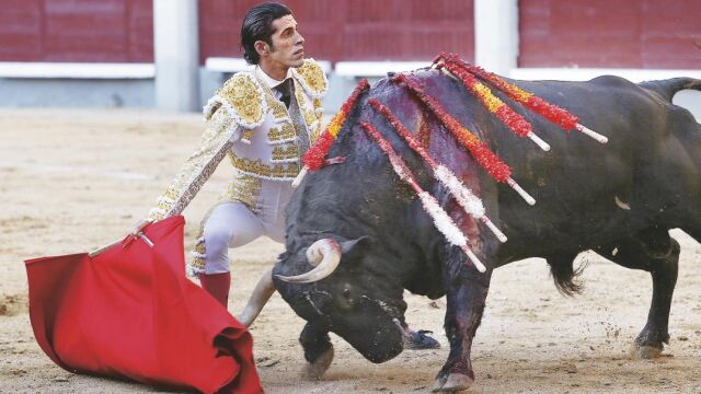 Alejandro Talavante dando un pase mirando al tendido, ayer, en su primer toro durante la novena de la Feria de San Isidro. Foto: Rubén Mondelo.