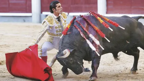 Alejandro Talavante dando un pase mirando al tendido, ayer, en su primer toro durante la novena de la Feria de San Isidro. Foto: Rubén Mondelo.