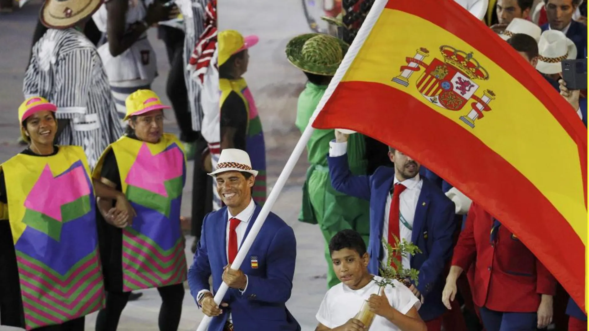 El tenista Rafael Nadal (d) encabeza la delegación de España
