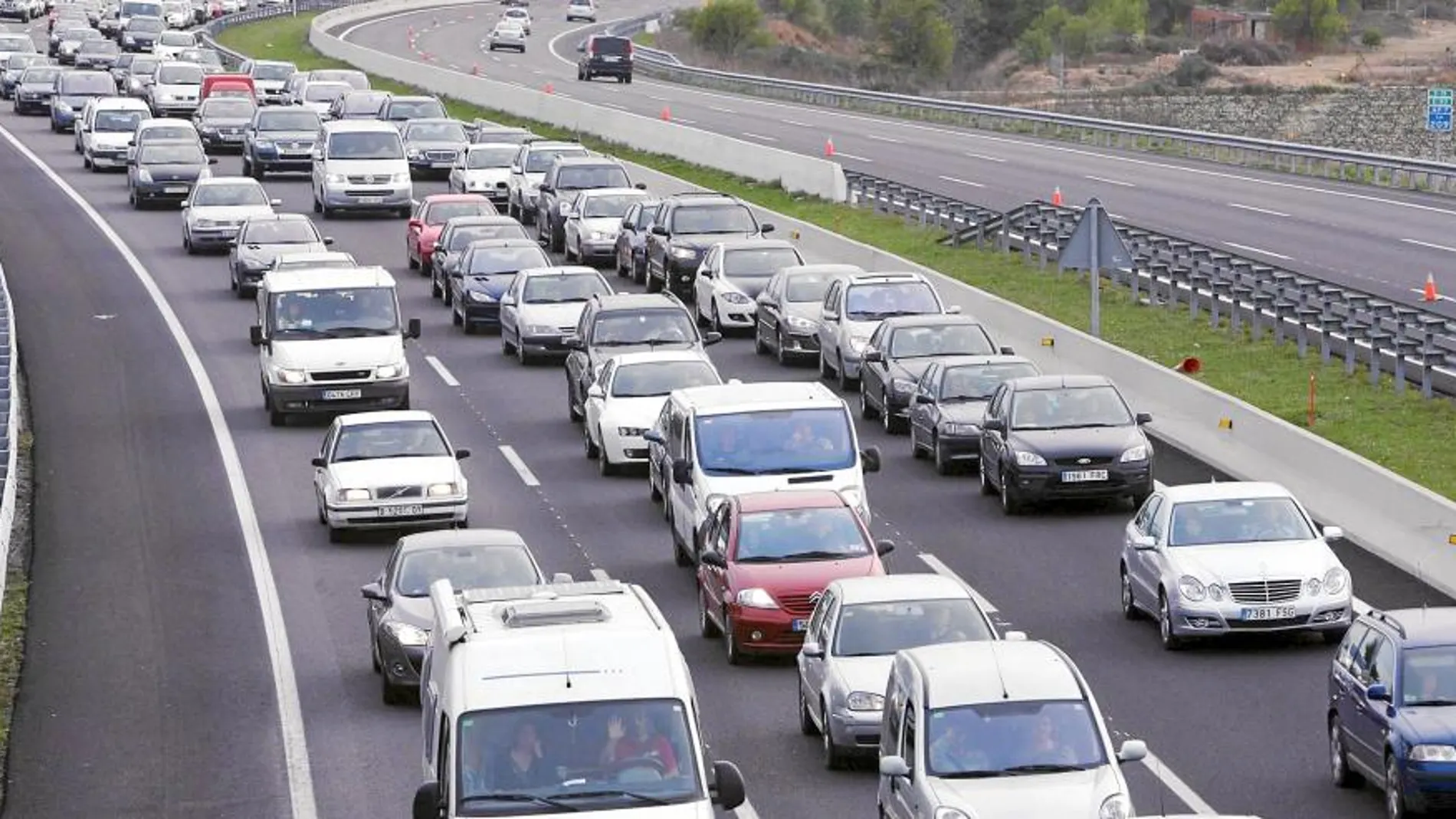 La DGT pide precaución al volante y alerta de puntos conflictivos en las carreteras