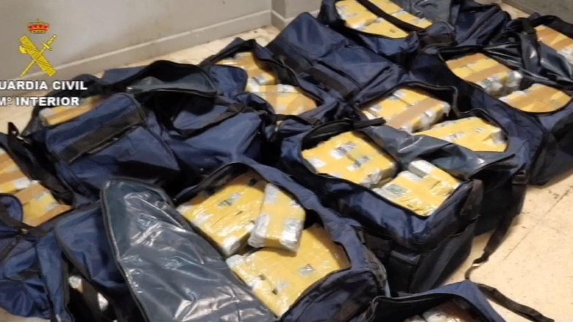 La Guardia civil ha intervenido 480 kilogramos de cocaína en el puerto de Algeciras.