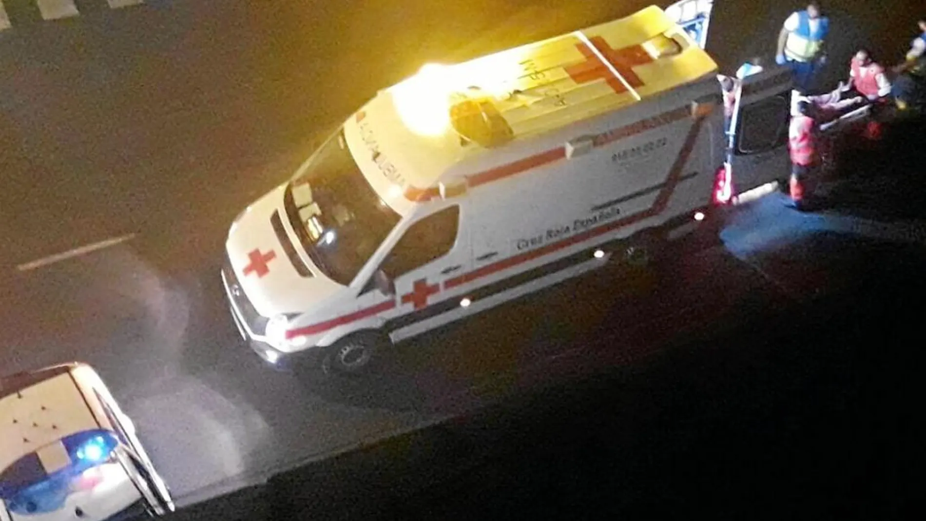 Los sanitarios de la Cruz Roja trasladaron al agresor, en torno a los 40 años, al hospital