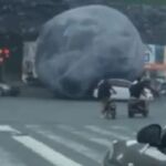 El hinchable gigante con forma de luna, que ha pasado por encima de conductores y peatones