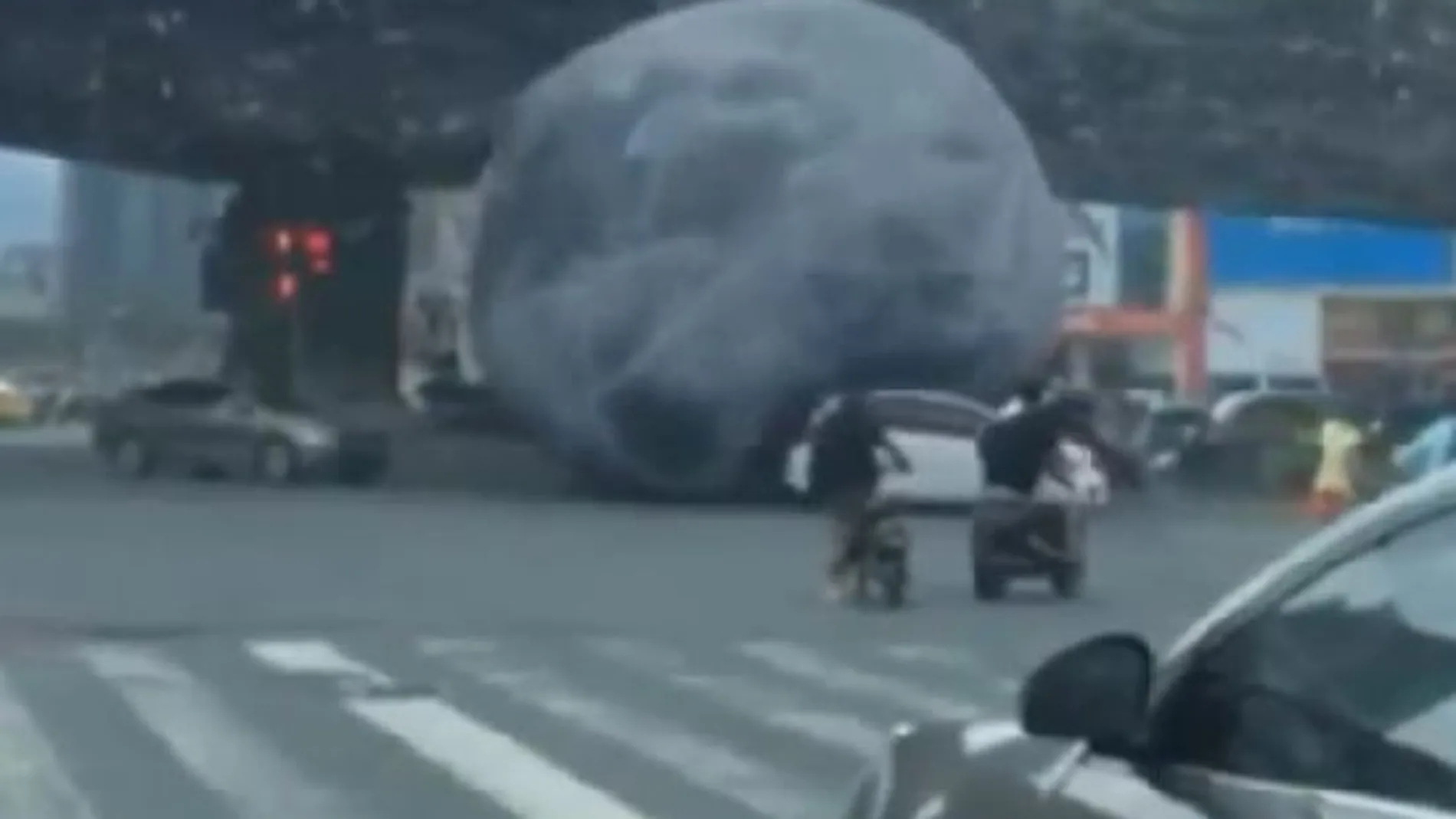 El hinchable gigante con forma de luna, que ha pasado por encima de conductores y peatones