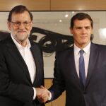Segunda reunión tras el mandato del Rey. Rajoy no lleva corbata y Rivera sí