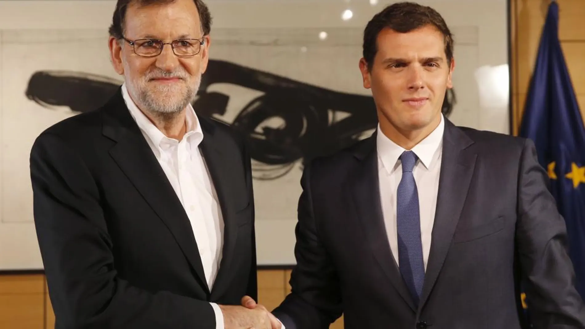 Segunda reunión tras el mandato del Rey. Rajoy no lleva corbata y Rivera sí