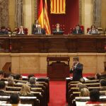 El presidente de la Generalitat, Carles Puigdemont, se dirige a los diputados durante la sesión de control al Govern en el Parlament, el pasado día 9
