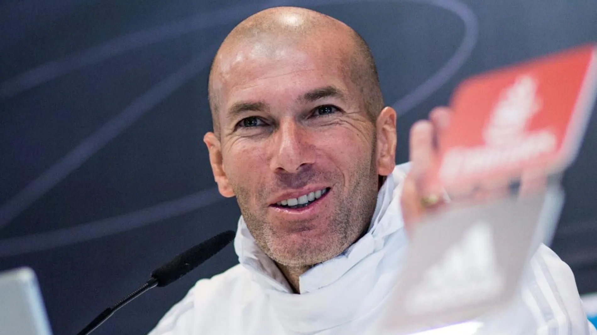 El entrenador del Real Madrid, Zinedine Zidane, durante la rueda de prensa que ha ofrecido esta mañana al término del entrenamiento, en la Ciudad deportiva de Valdebebas en Madrid