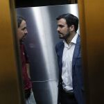 Pablo Iglesias y Alberto Garzón coincidieron ayer en uno de los ascensores del Congreso de los Diputados