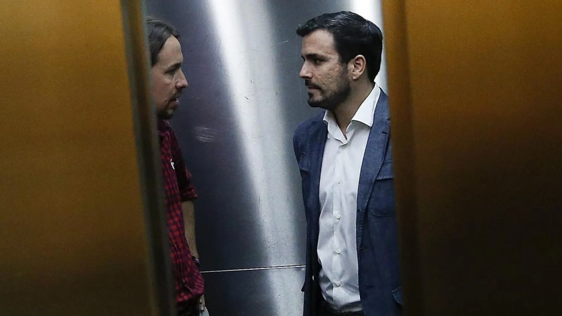 Pablo Iglesias y Alberto Garzón coincidieron ayer en uno de los ascensores del Congreso de los Diputados