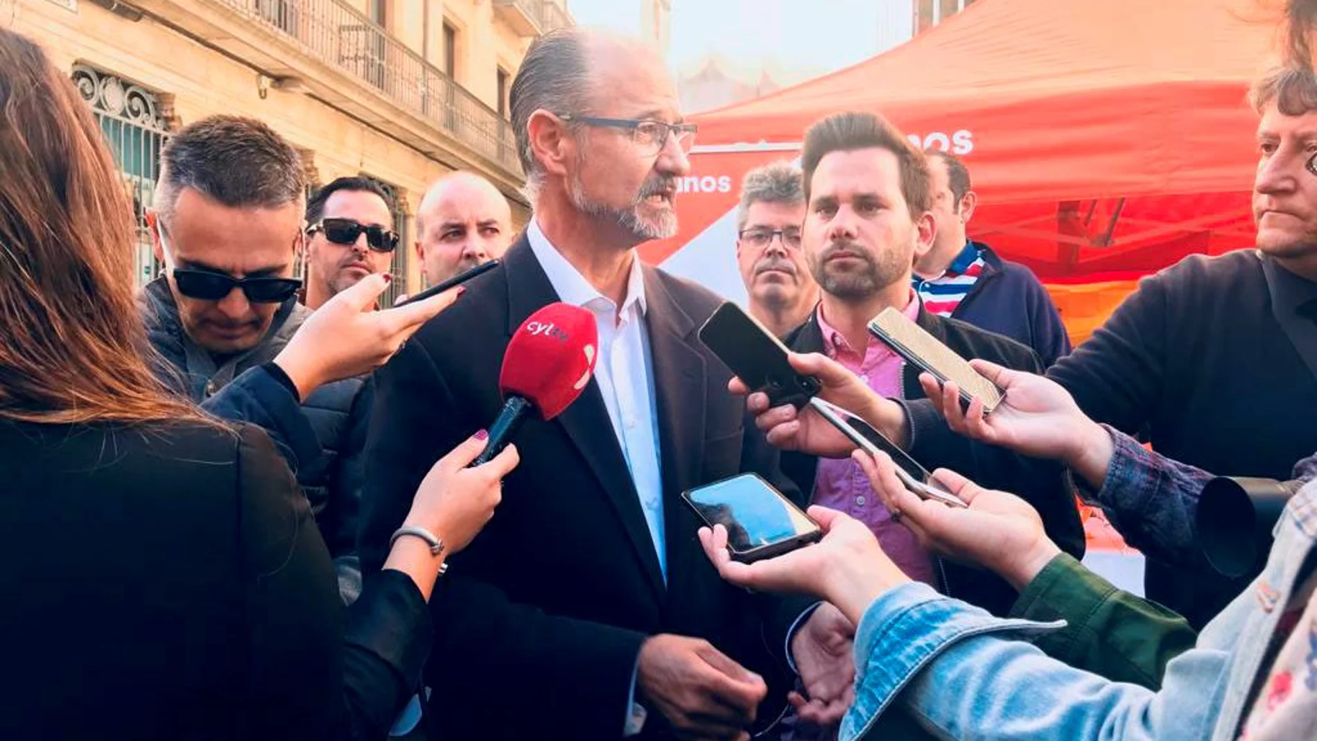 Luis Fuentes atiende a los periodistas en Salamanca