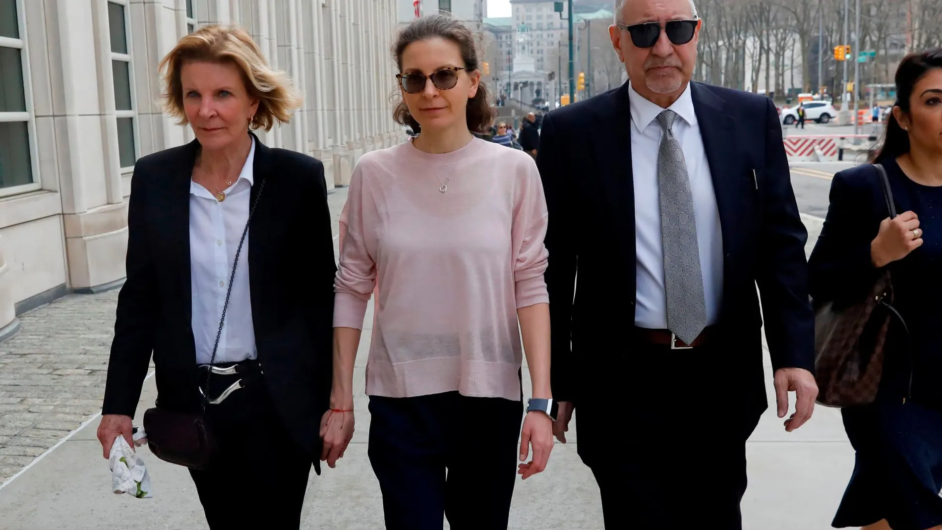 Clare Bronfman llega al tribunal del distrito neoyorquino de Brooklyn / Foto: Reuters