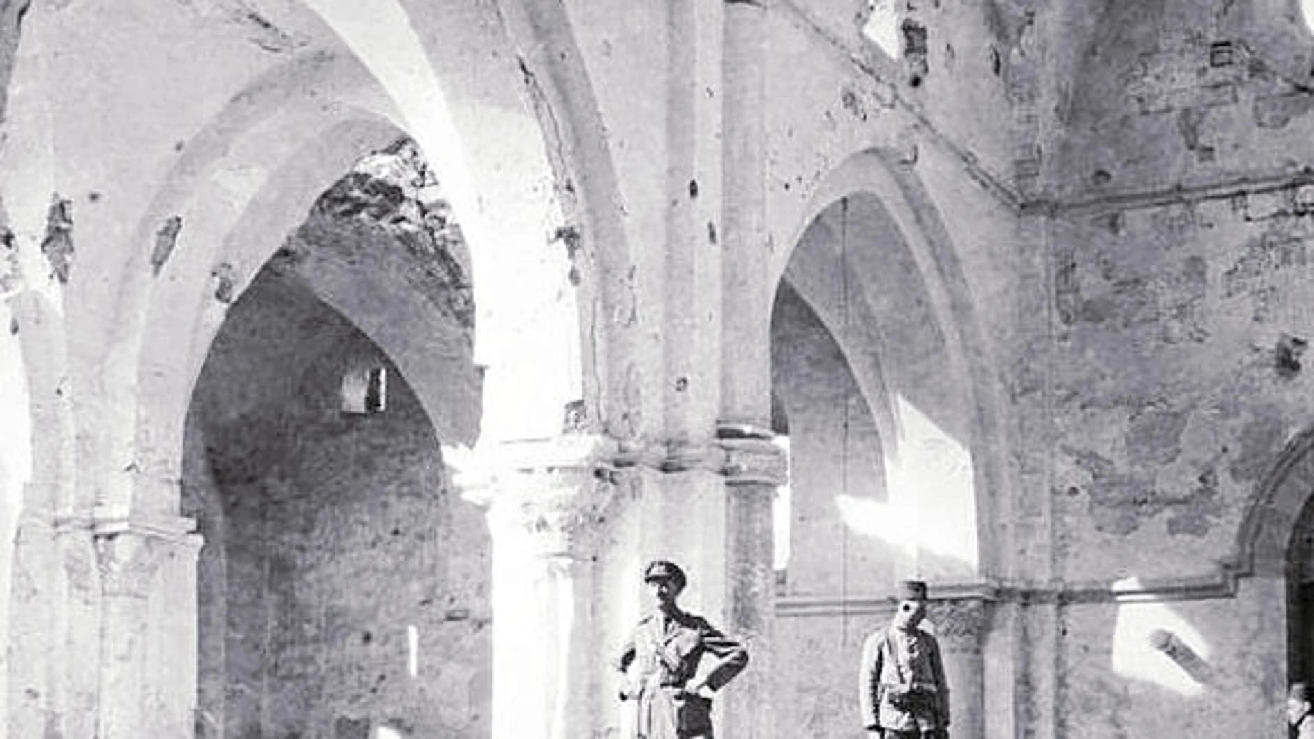 El interior en ruinas de la mezquita de Gaza, en noviembre de 1917