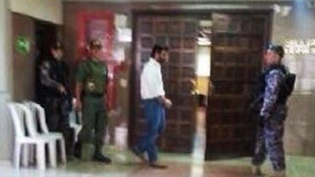Imagen publicada en la cuenta de twitter de Lilian Tintori de su esposo, Leopoldo López, entrando en la sala del tribunal
