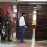 Imagen publicada en la cuenta de twitter de Lilian Tintori de su esposo, Leopoldo López, entrando en la sala del tribunal