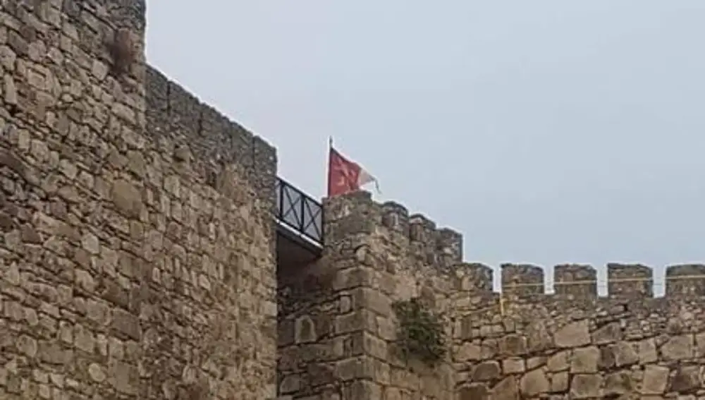 La bandera de la Casa Lannister, ondeando en una de las torres del castillo de Trujillo