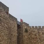 La bandera de la Casa Lannister, ondeando en una de las torres del castillo de Trujillo