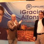 Alfonso Fernández Mañueco, junto a Javier Iglesias, recibe el aplauso de simpatizantes del PP de Salamanca