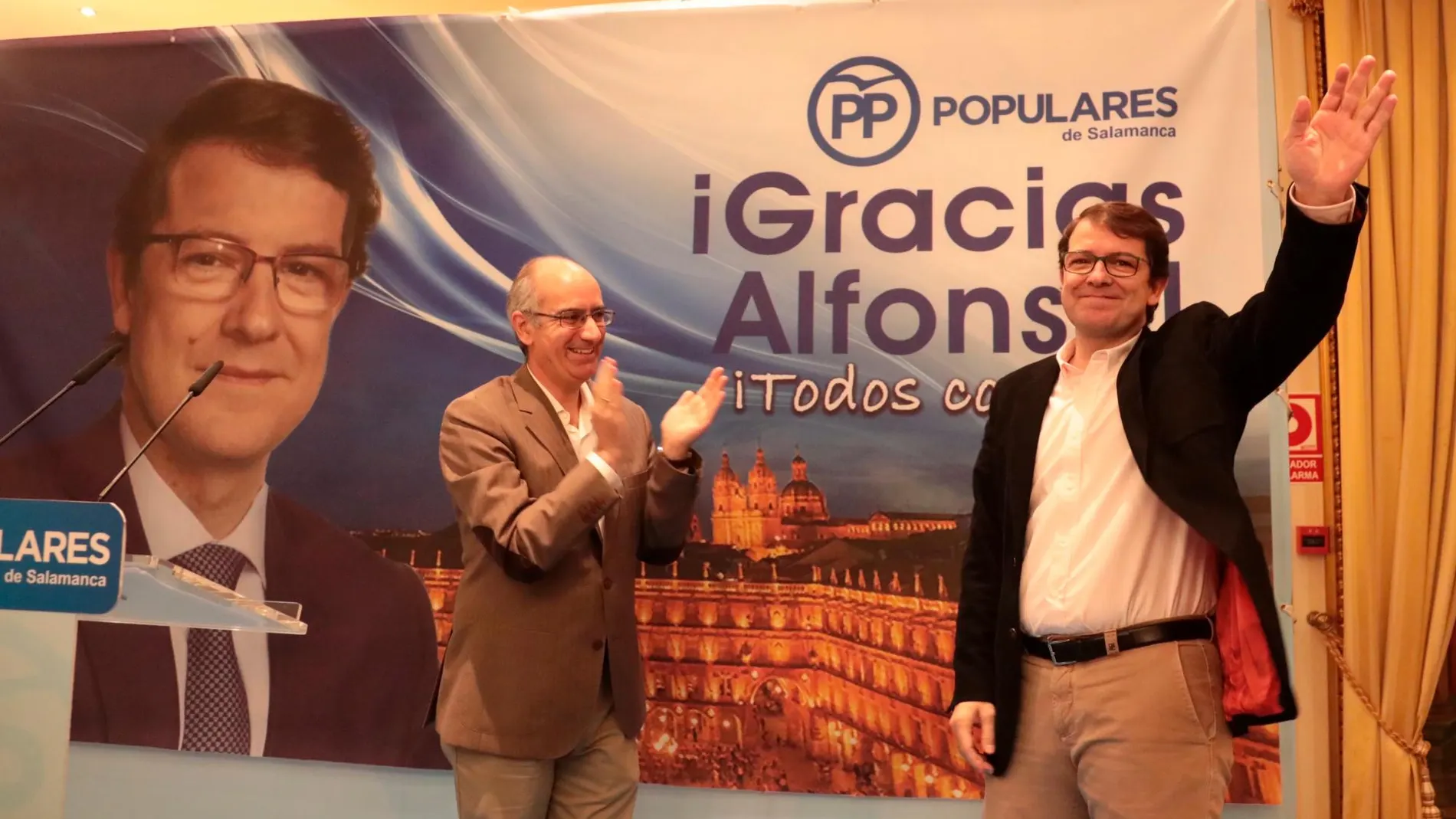 Alfonso Fernández Mañueco, junto a Javier Iglesias, recibe el aplauso de simpatizantes del PP de Salamanca